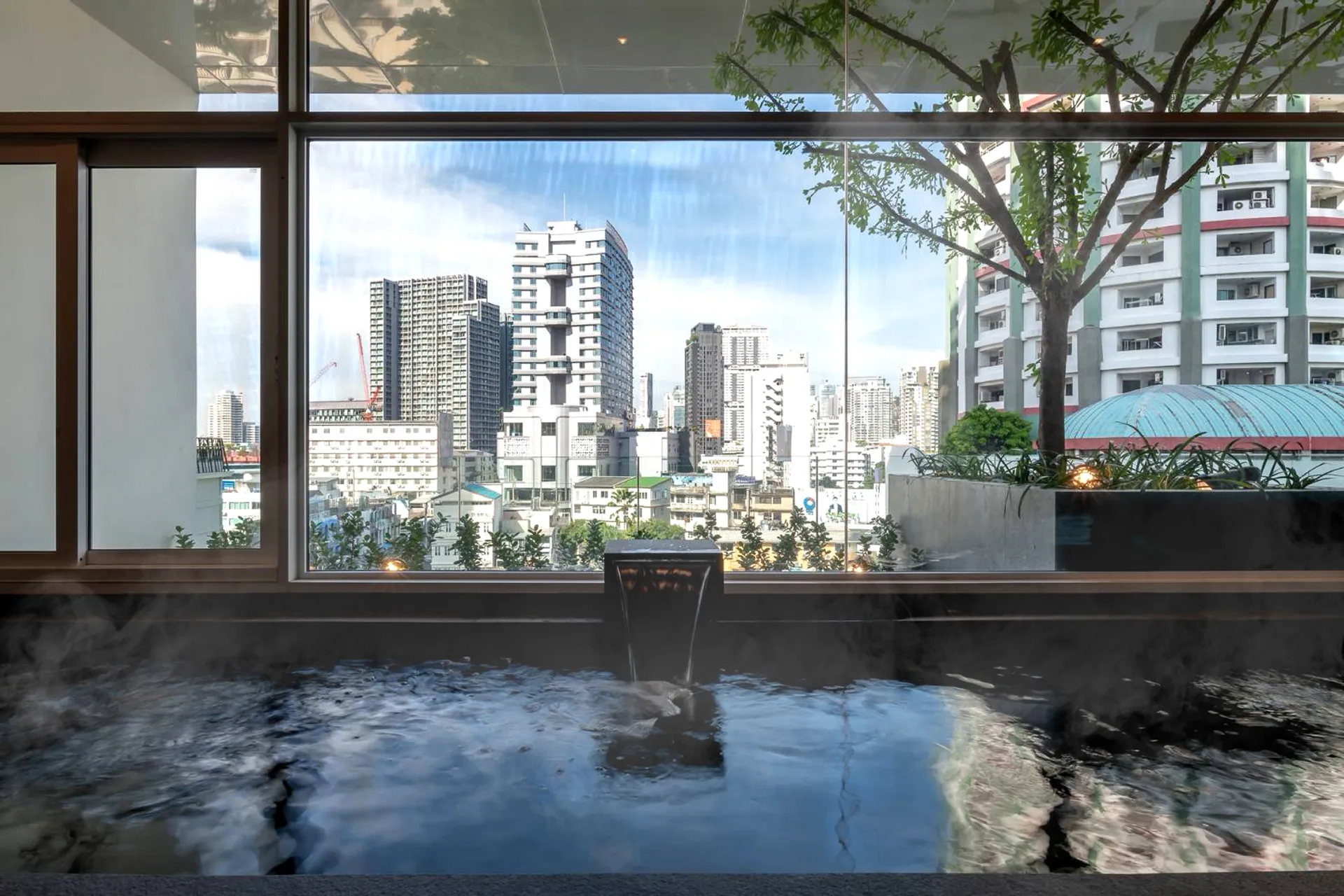 outdoor pool hotel bangkok 5-star-service wellness pool