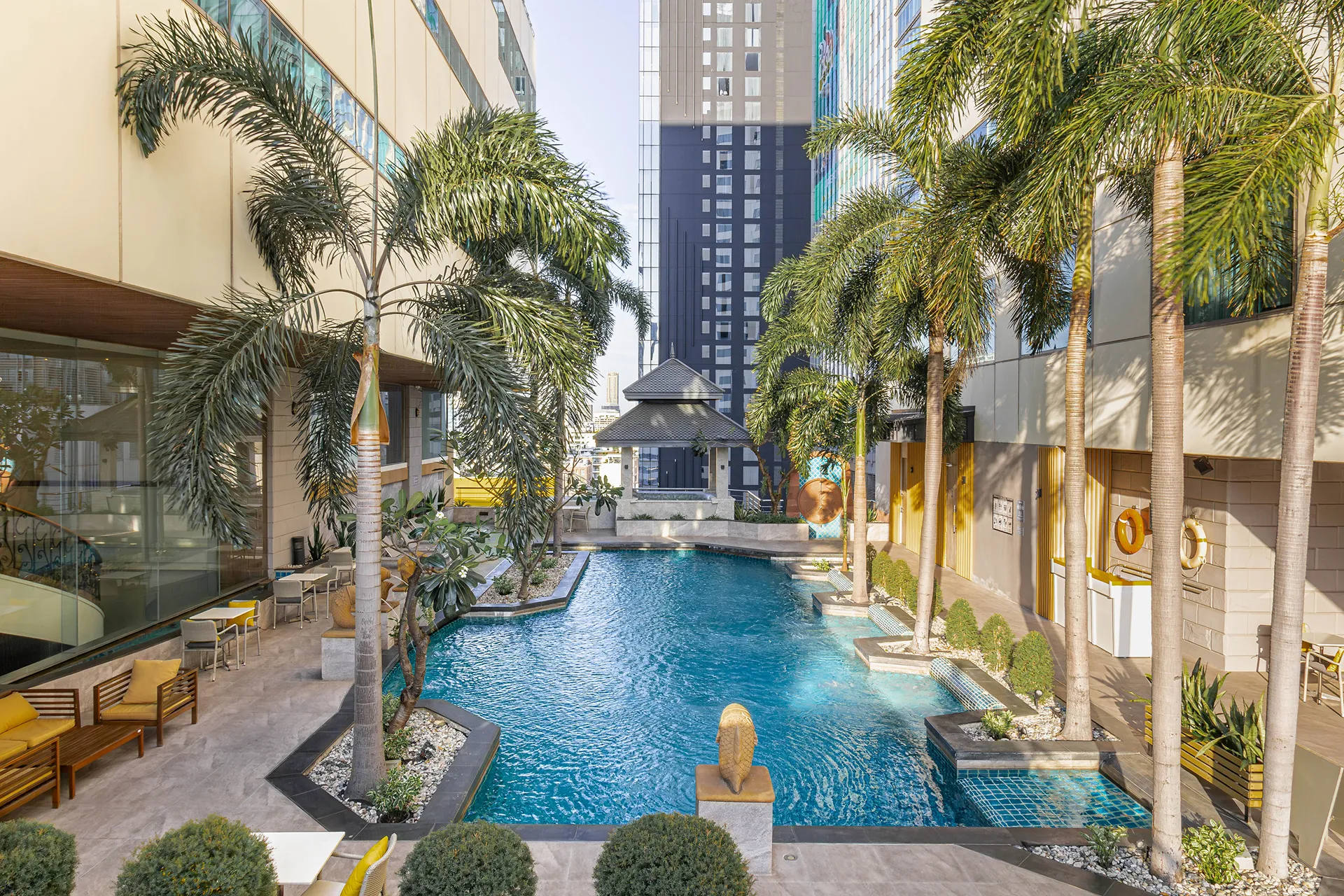 service facilities bangkok 5-star hotel asok swimming pool