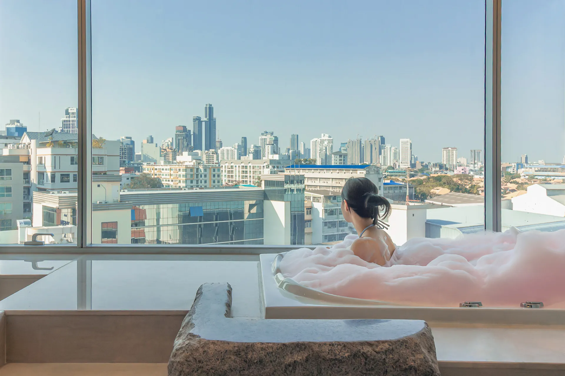ห้องสวีทประธานาธิบดีสุดหรู พร้อมอ่างจากุซซี่ส่วนตัวและห้องครัวพร้อมอุปกรณ์ครบครัน ในกรุงเทพฯ ใกล้รถไฟฟ้า BTS