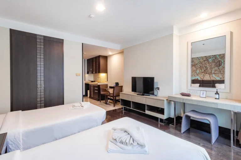 deluxe-hotel-near-bts-phra-khanong-bangkok