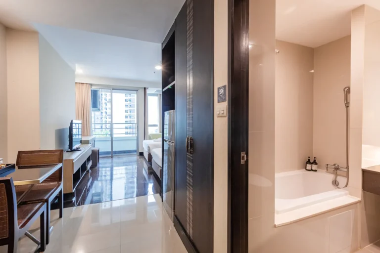 phra-khanong-deluxe-hotel-living-area