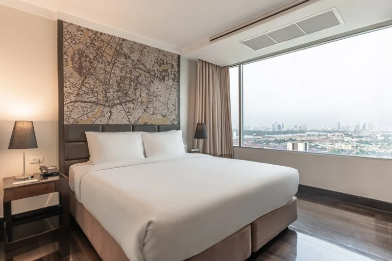 3-bedroom-apartment-hotel-bangkok-kitchen-city-view