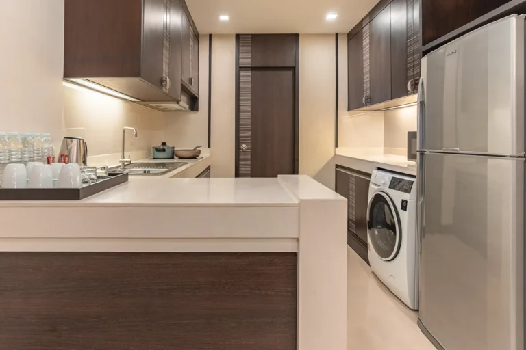 3-bedroom-luxury-serviced-apartment-bangkok-city-view-kitchen