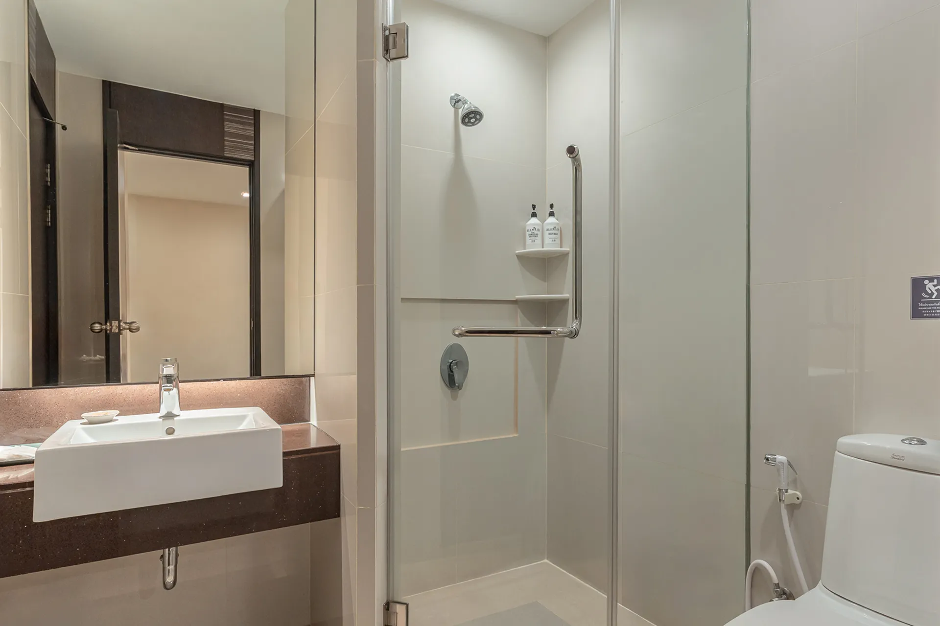 Grande 3-bedroom serviced apartment in Bangkok with kitchen and city view
