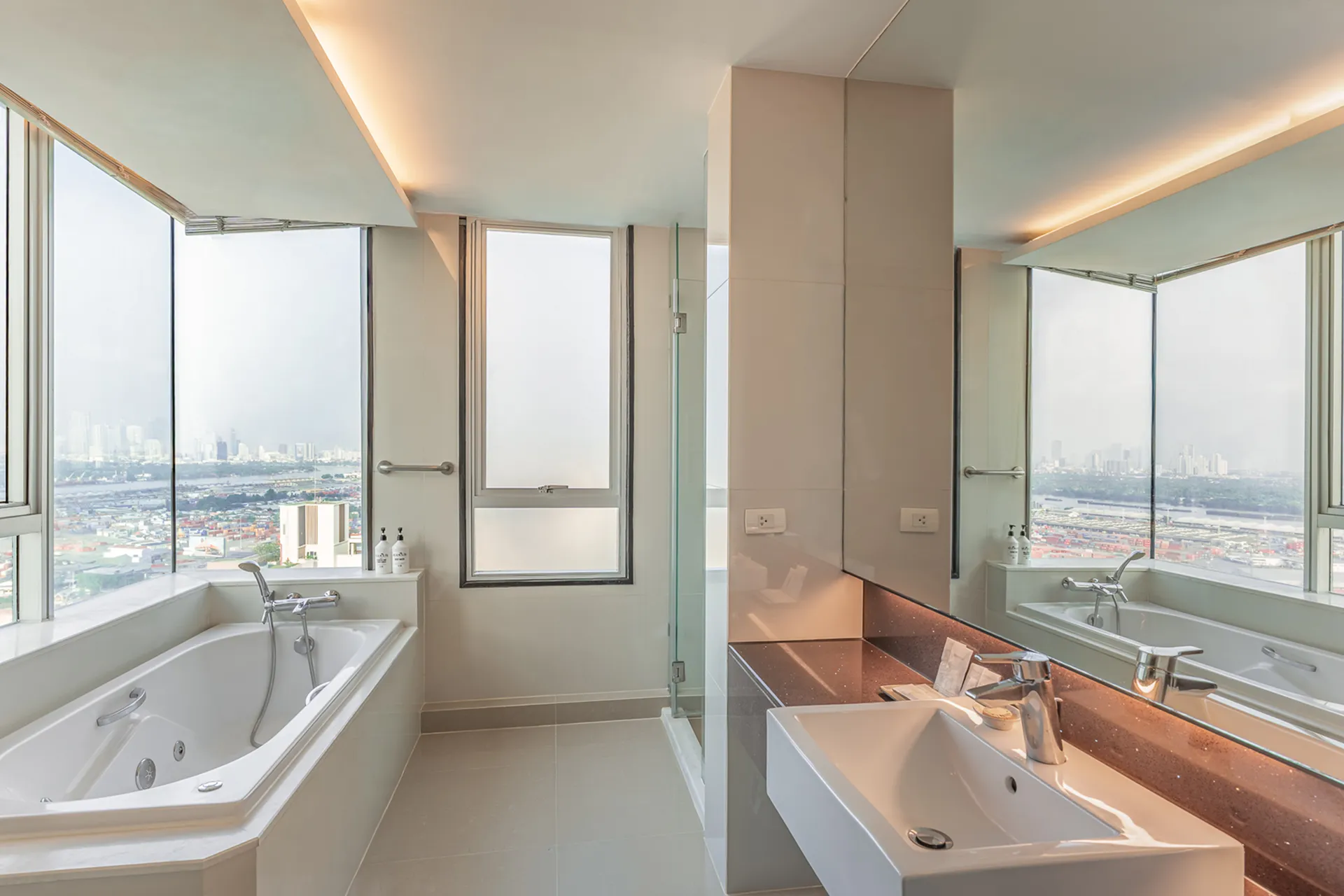 5-star 3-bedroom serviced apartment in Bangkok with kitchen and city view