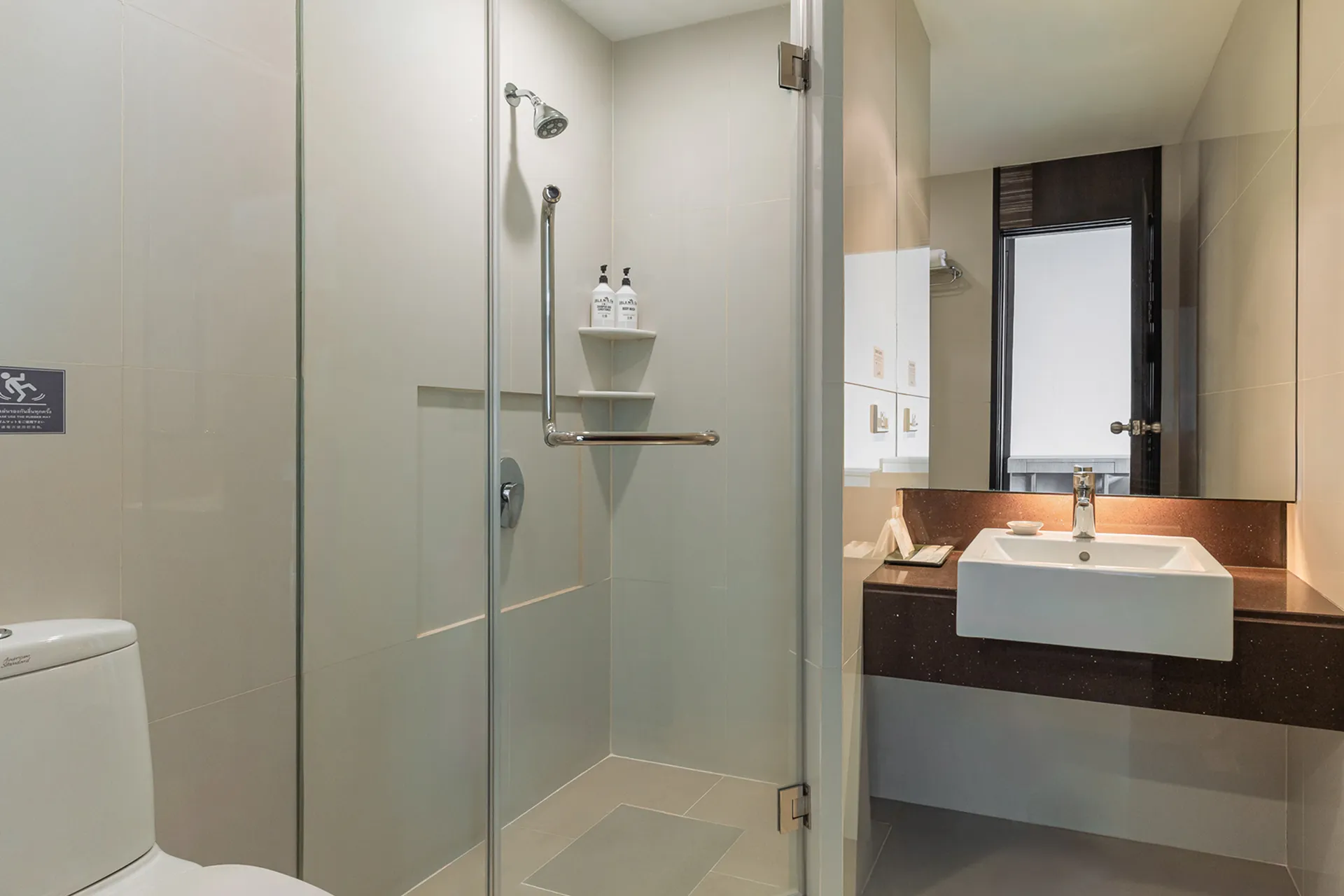 Luxury 3-bedroom suite in Bangkok hotel with kitchen and city view