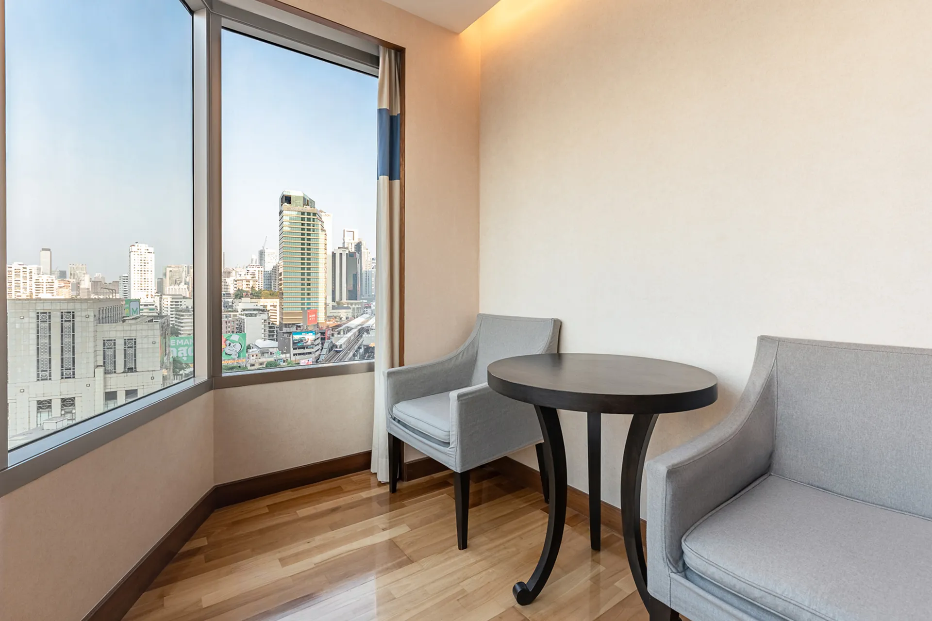 Bangkok city view suite in Sukhumvit with floor-to-ceiling windows
