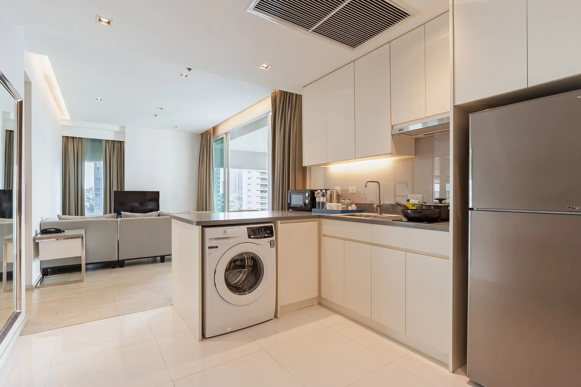 bts-hotel-kitchen-washing-machine-bangkok Hotel suite with full kitchen and washing machine near BTS Thonglor Bangkok